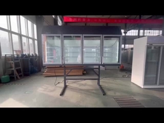 Ψυγείο με εξωτερική στήριξη από χάλυβα και εσωτερικά ράφια.